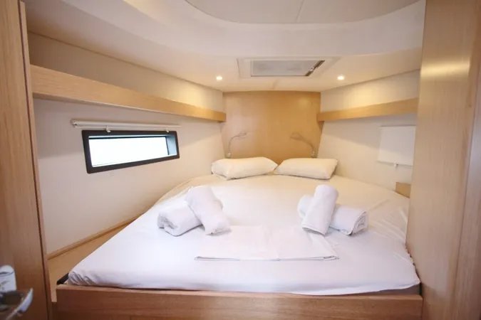 Bavaria C42 — photo 12