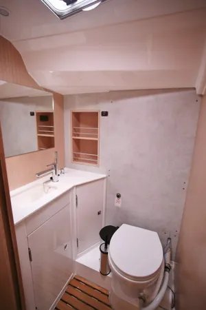 Bavaria C42 — photo 13