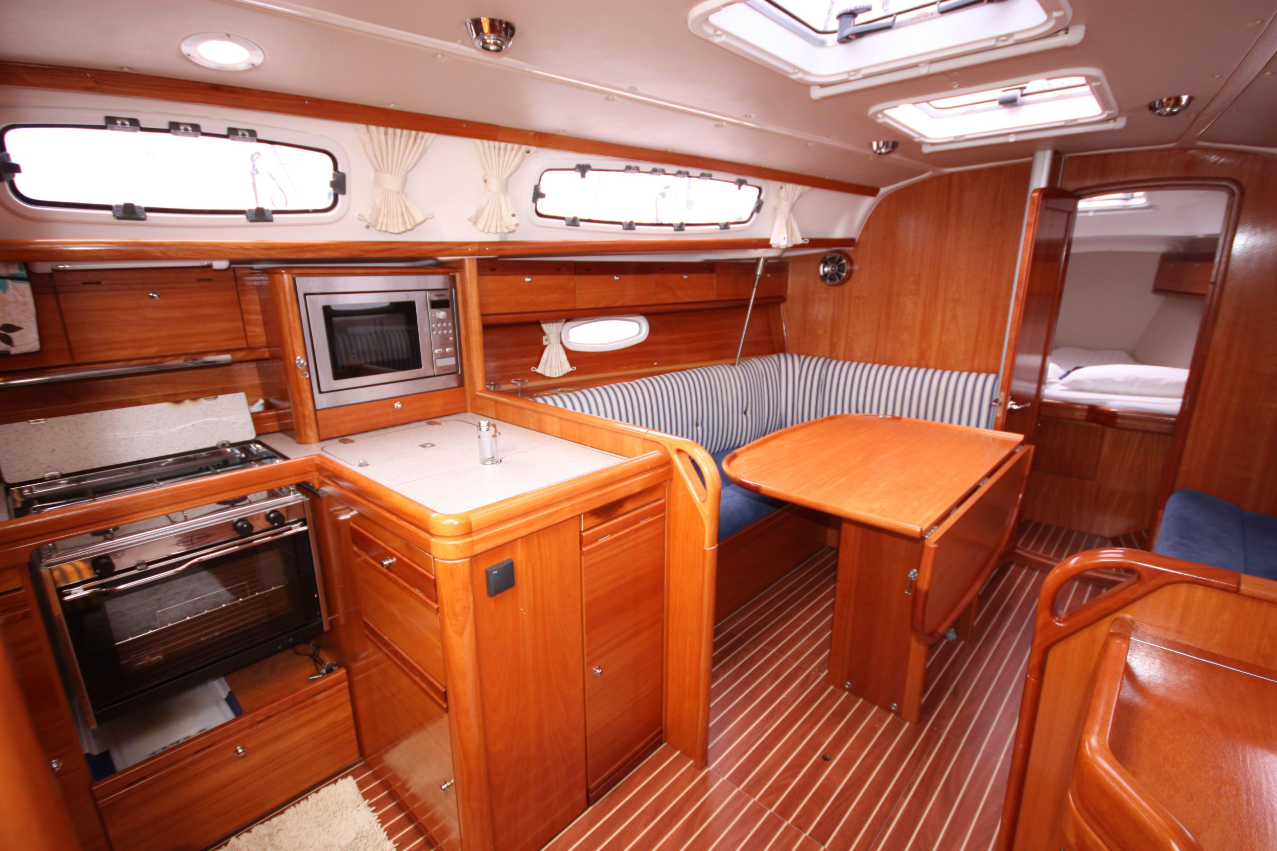 Bavaria Cruiser 34 — photo 22