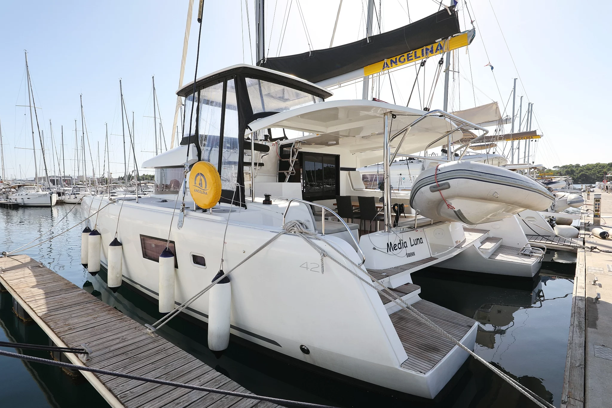 Lagoon 42 - 4 + 2 cab. (Media Luna)  - 2