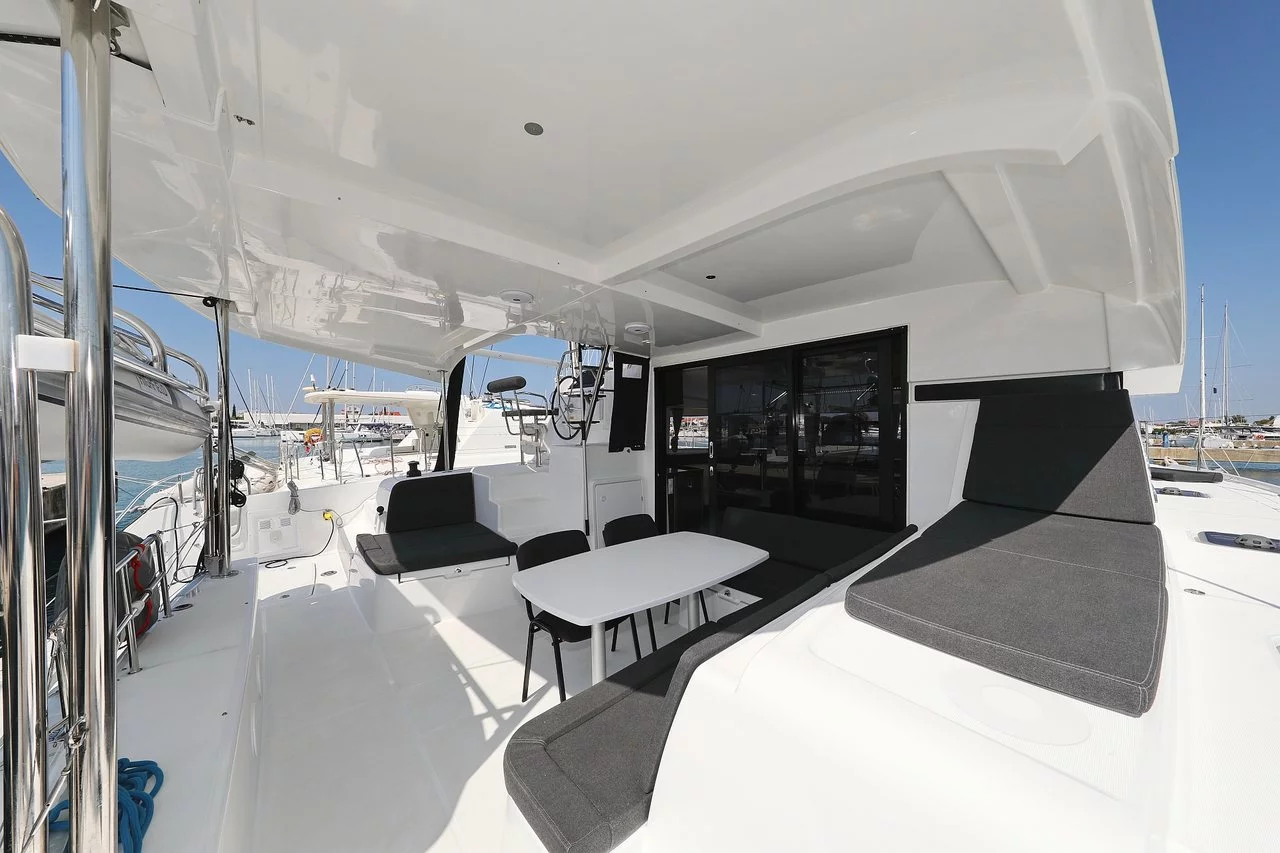 Lagoon 42 - 4 + 2 cab. (Royal Salute)  - 6
