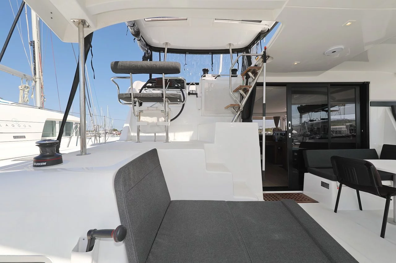 Lagoon 42 - 4 + 2 cab. (Royal Salute)  - 8