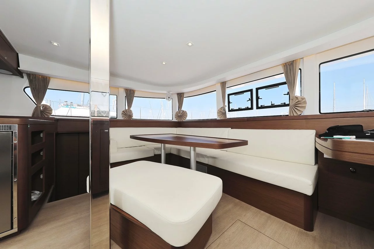 Lagoon 42 - 4 + 2 cab. (Royal Salute)  - 16