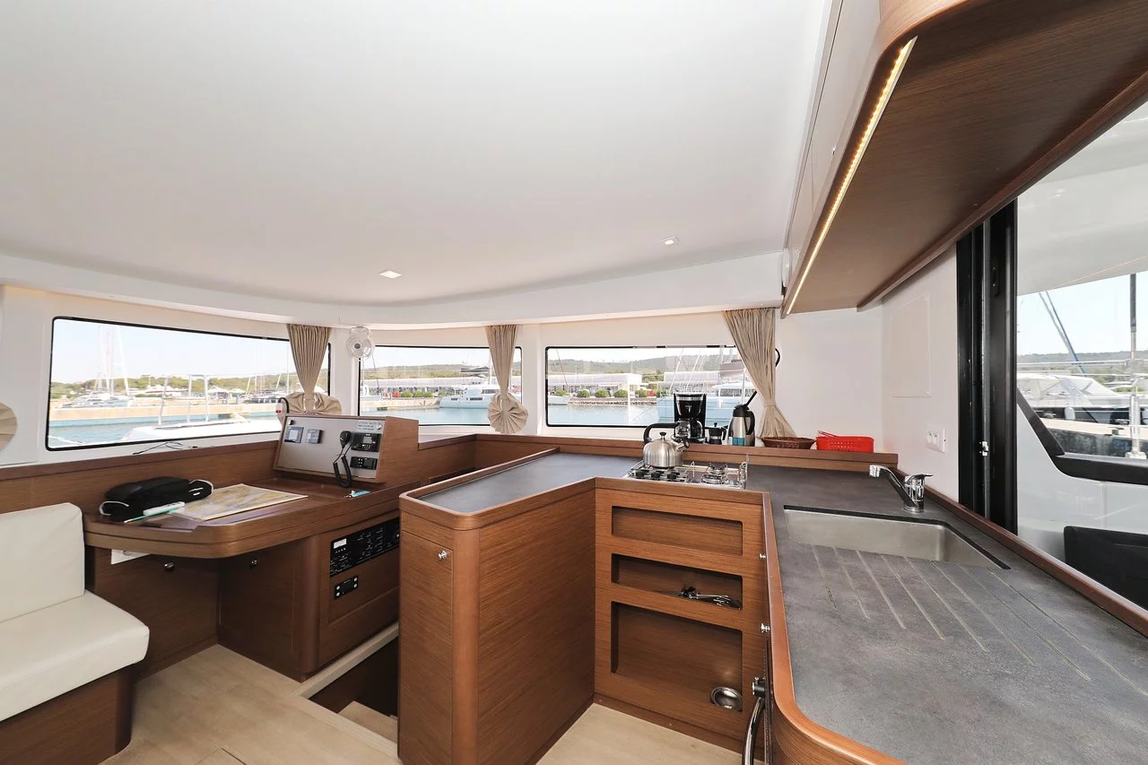 Lagoon 42 - 4 + 2 cab. (Royal Salute)  - 18