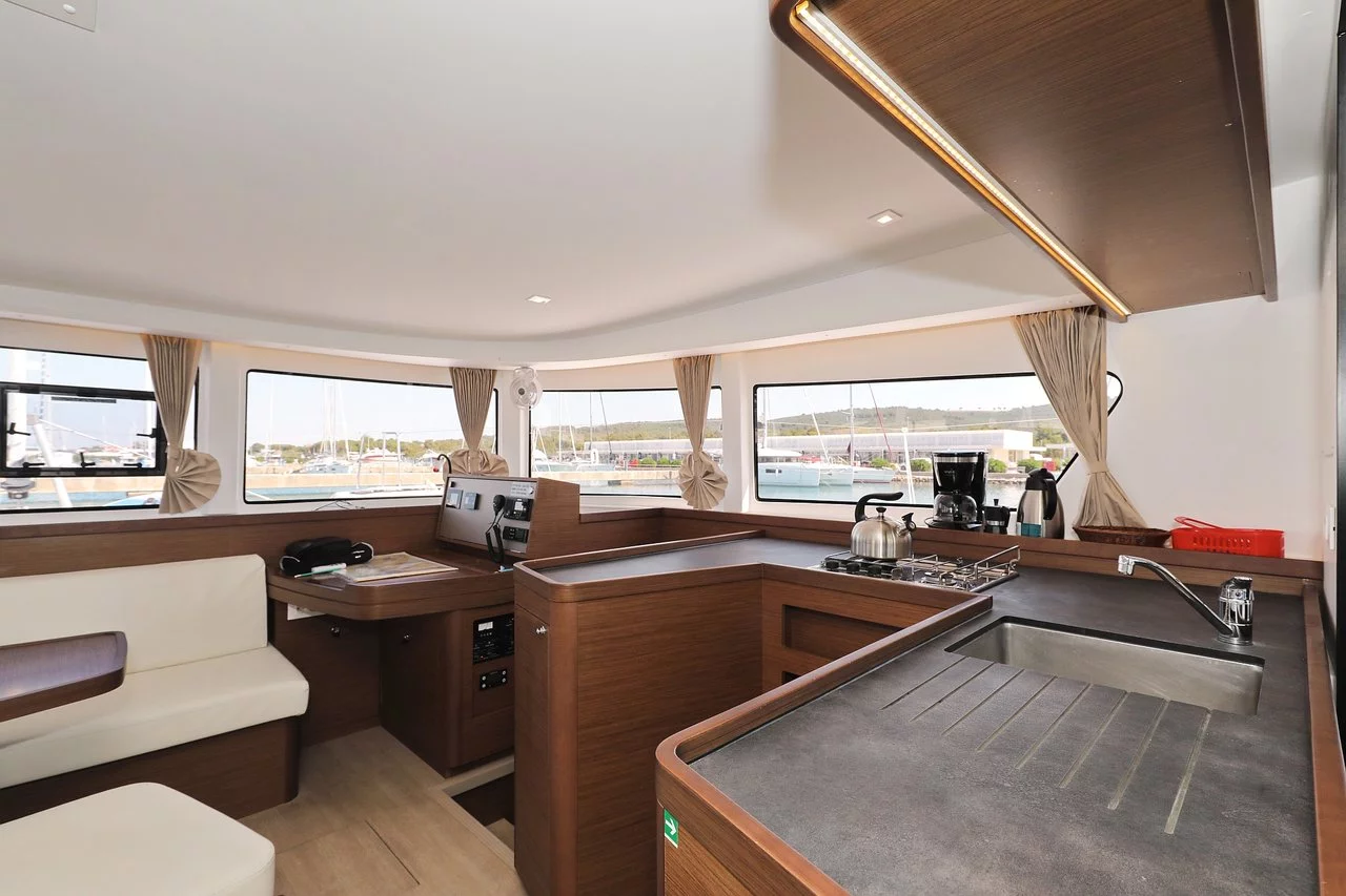Lagoon 42 - 4 + 2 cab. (Royal Salute)  - 19