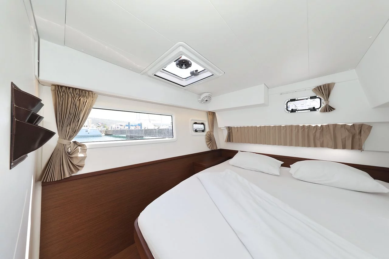 Lagoon 42 - 4 + 2 cab. (Royal Salute)  - 24