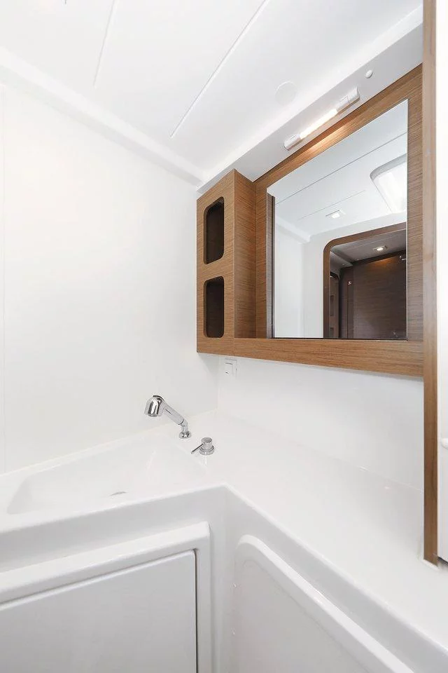 Lagoon 42 - 4 + 2 cab. (Royal Salute)  - 28