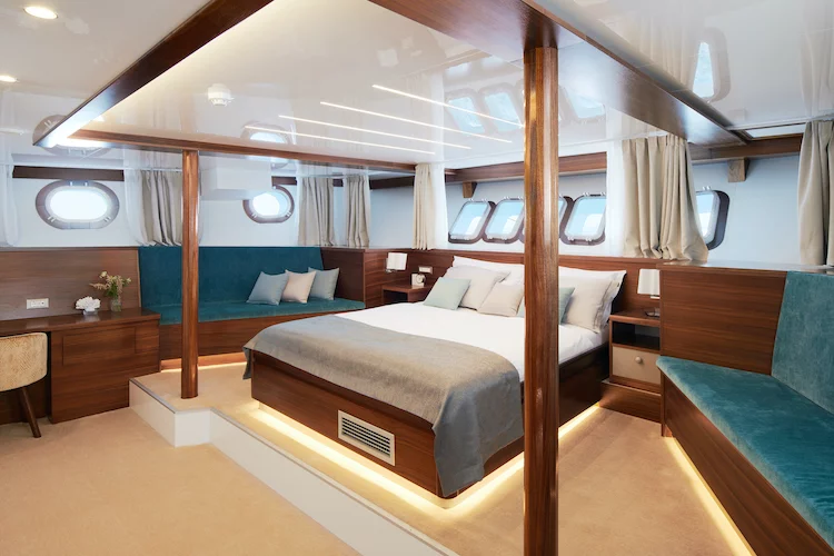 Small cruise ship (Corsario)  - 26