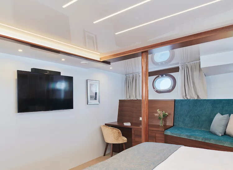 Small cruise ship (Corsario)  - 28