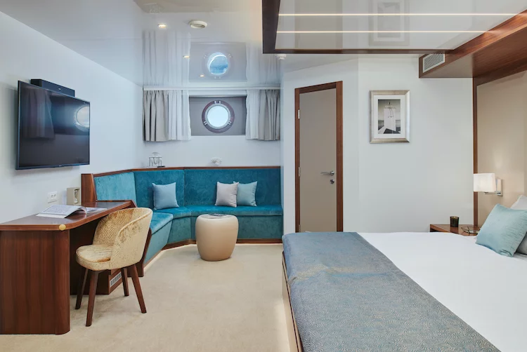 Small cruise ship (Corsario)  - 33