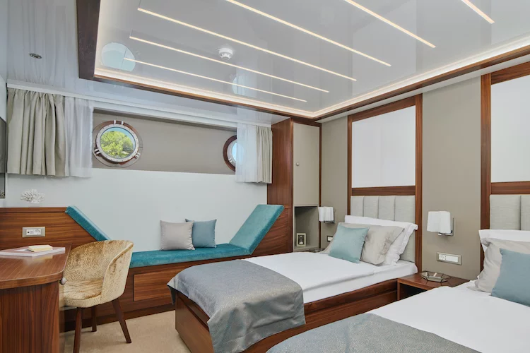 Small cruise ship (Corsario)  - 37