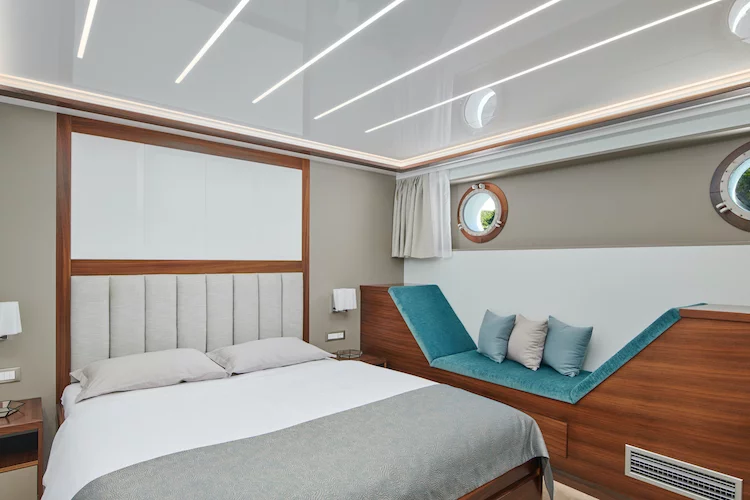 Small cruise ship (Corsario)  - 40