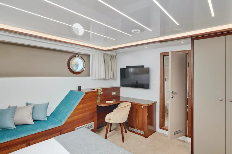 Small cruise ship (Corsario)  - 41