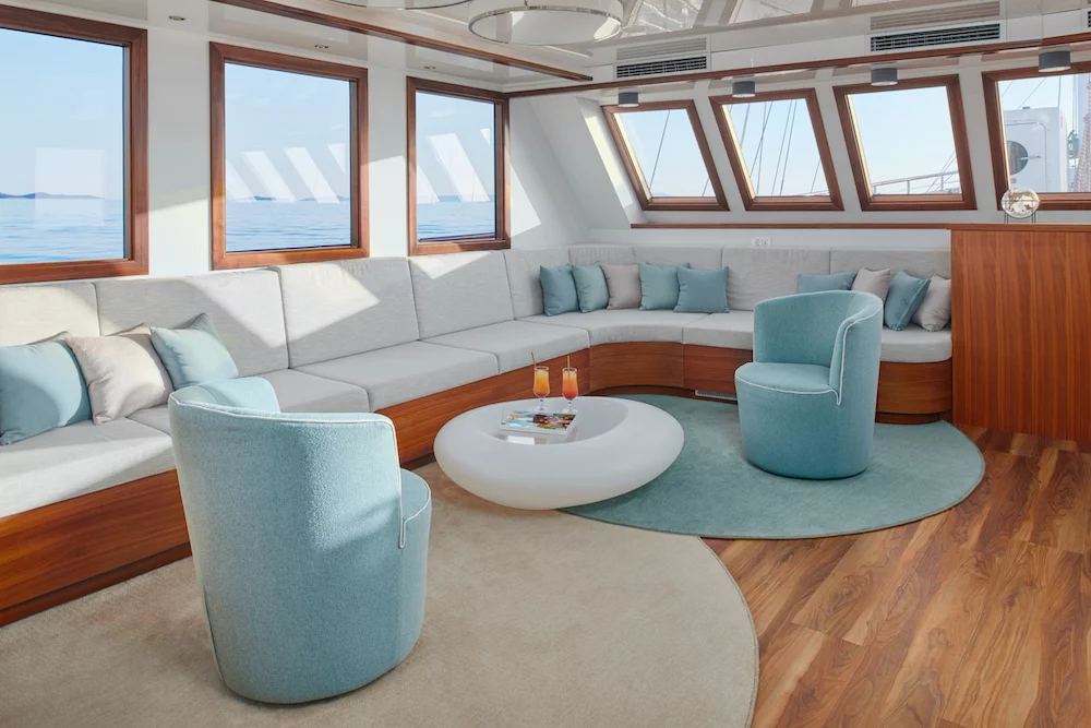 Small cruise ship (Corsario)  - 42