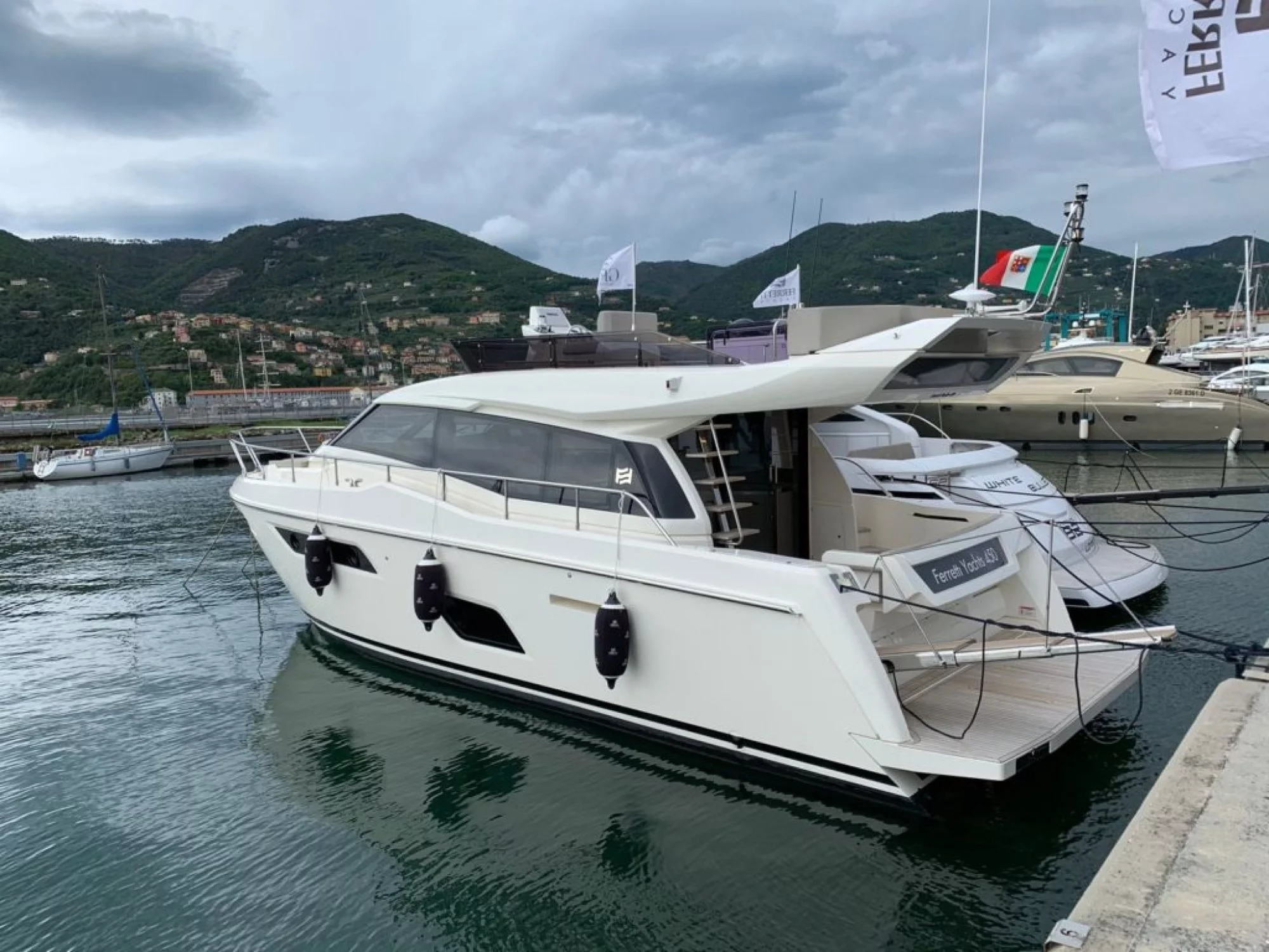 Ferretti 450 (Silver)  - 0