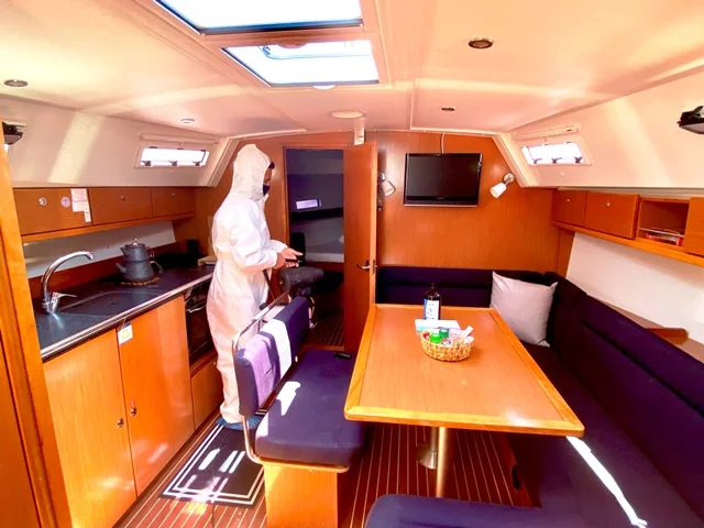 Bavaria Cruiser 40 (Priceless)  - 3