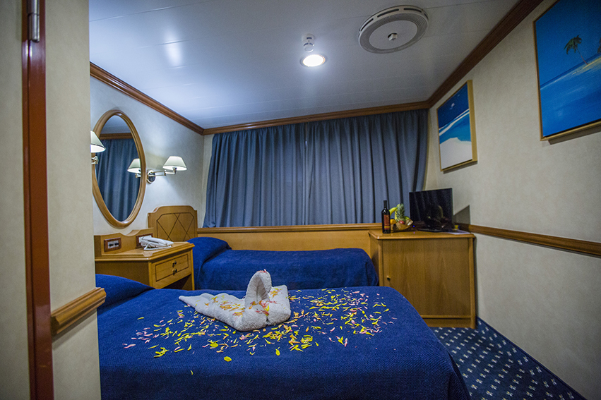Photo #7 - Motor sailer (Panorama II) in Papeete - 3109