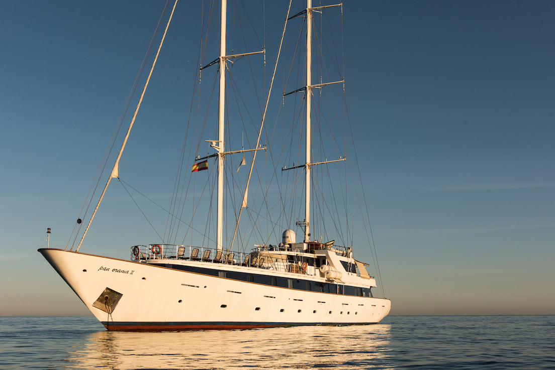 Photo #18 - Motor sailer (Panorama II) in Papeete - 3109
