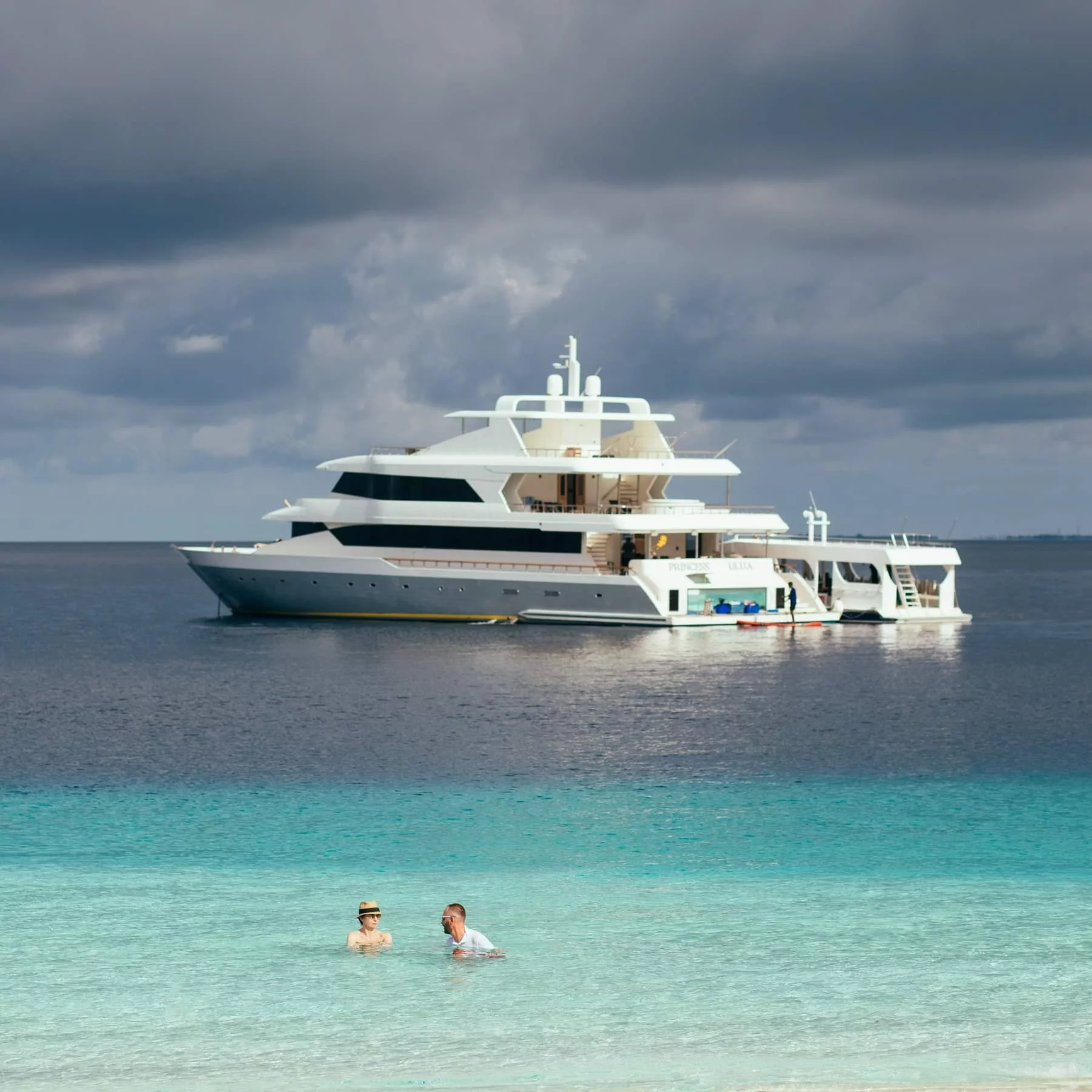 Motor yacht (Princess Ulua)  - 1