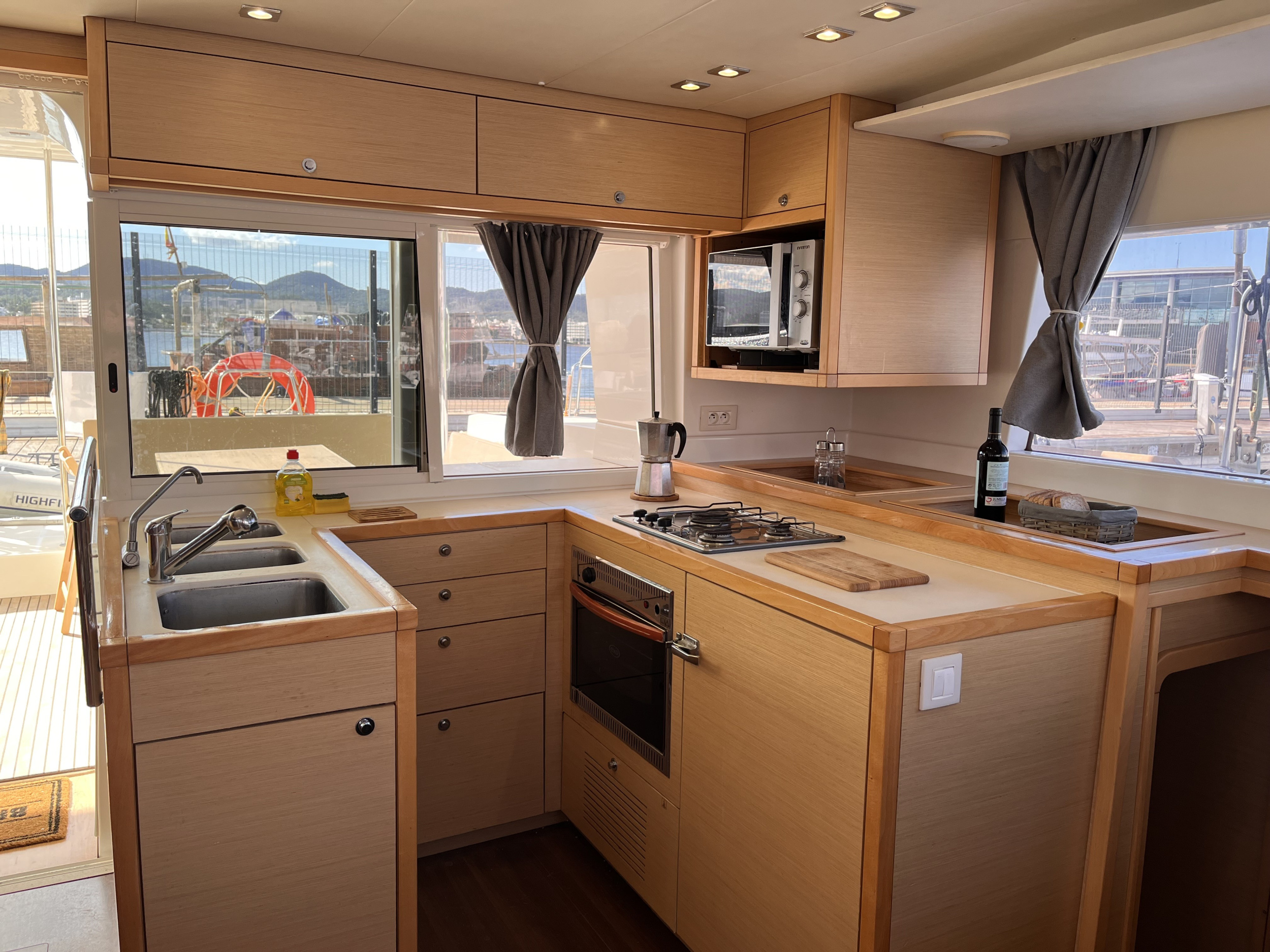 Photo #7 - Lagoon 450 (Sin Rumbo) in Sant Antoni de Portmany - 3258