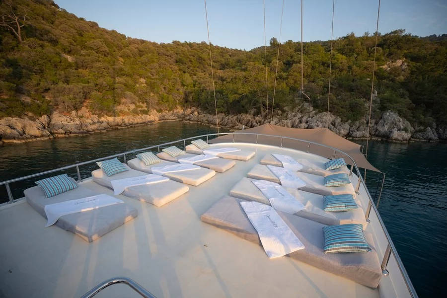 Motorsailer (Queen Of RTT)  - 6