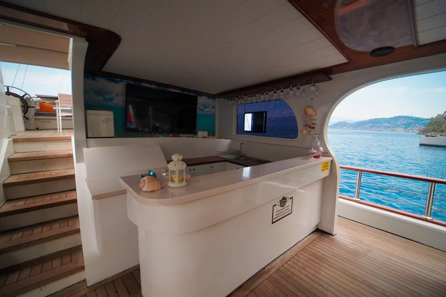 Motorsailer (Queen Of RTT)  - 7