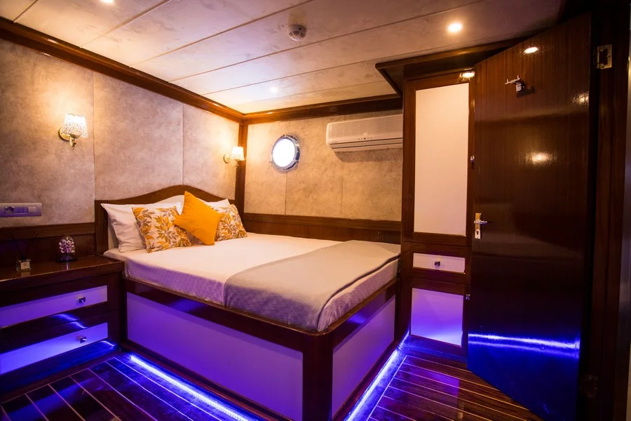 Motorsailer (Queen Of RTT)  - 12