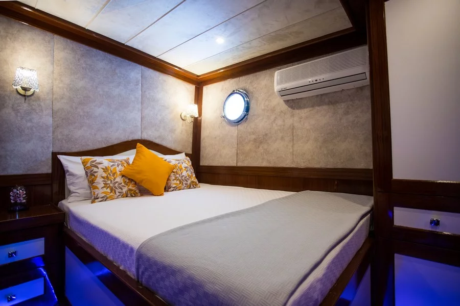 Motorsailer (Queen Of RTT)  - 14