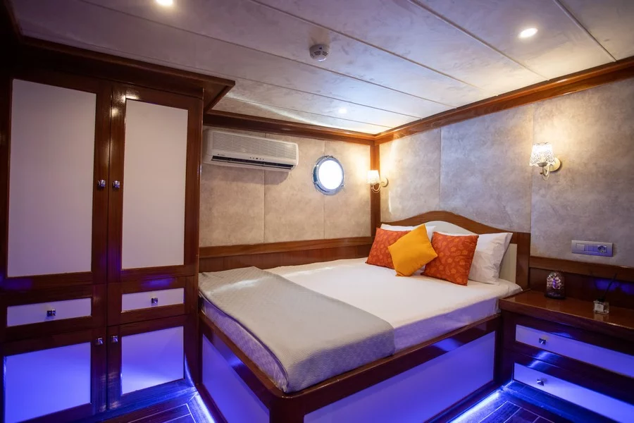 Motorsailer (Queen Of RTT)  - 15