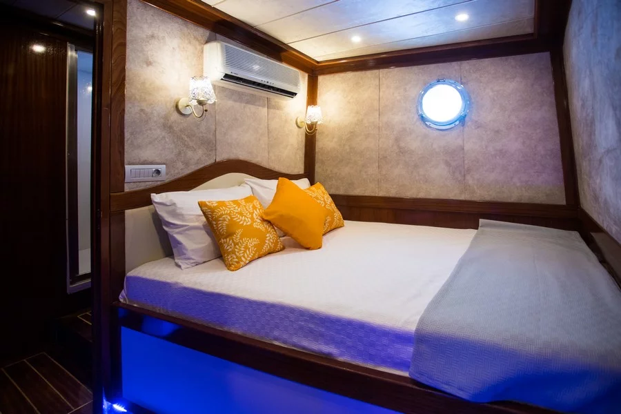 Motorsailer (Queen Of RTT)  - 20