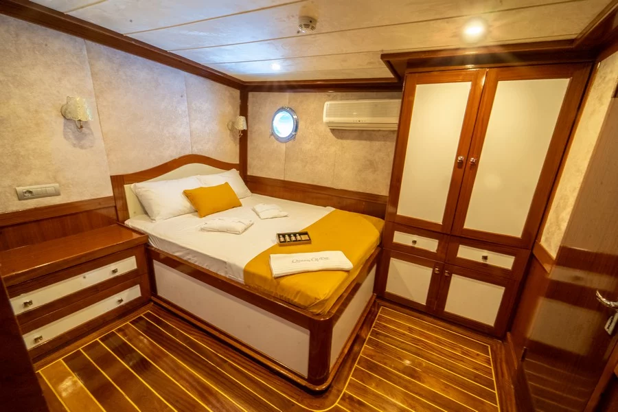 Motorsailer (Queen Of RTT)  - 25