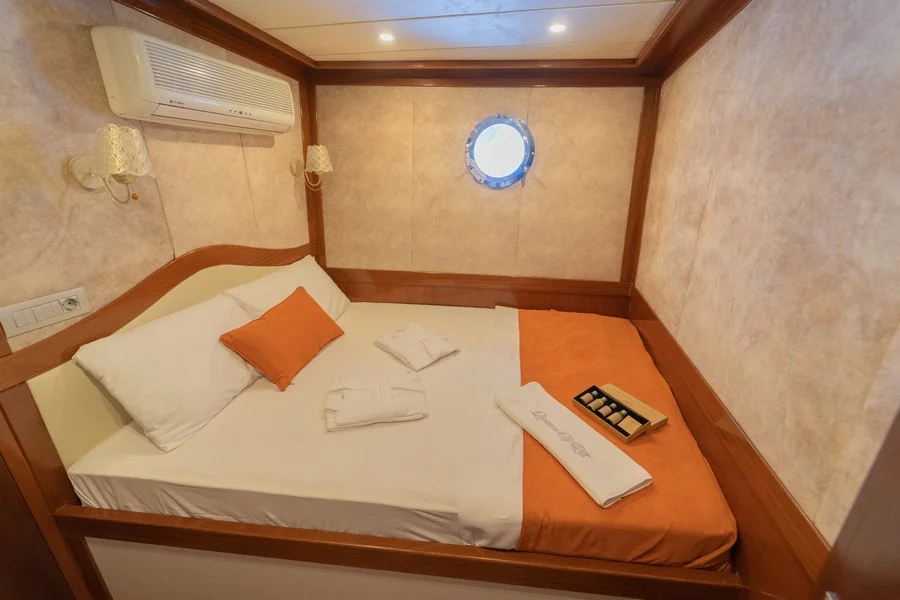 Motorsailer (Queen Of RTT)  - 26