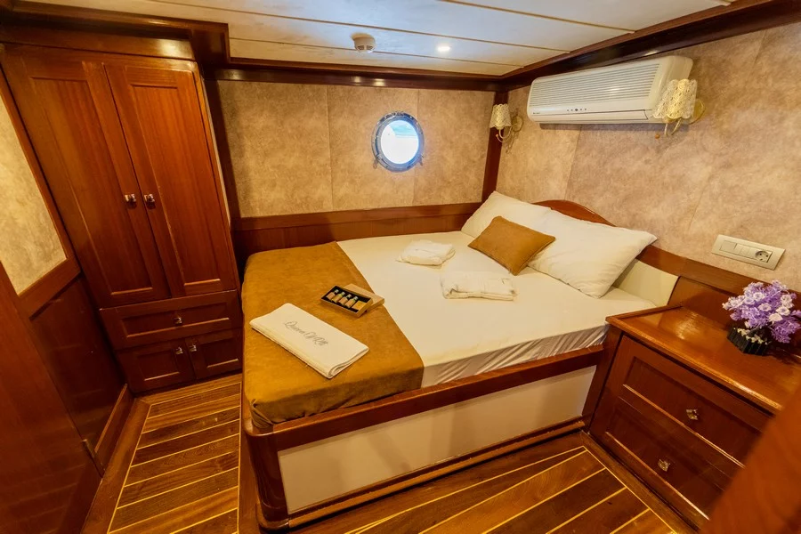 Motorsailer (Queen Of RTT)  - 27