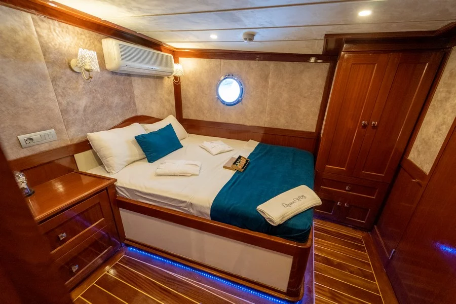 Motorsailer (Queen Of RTT)  - 29