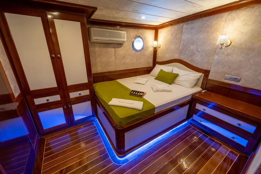 Motorsailer (Queen Of RTT)  - 32
