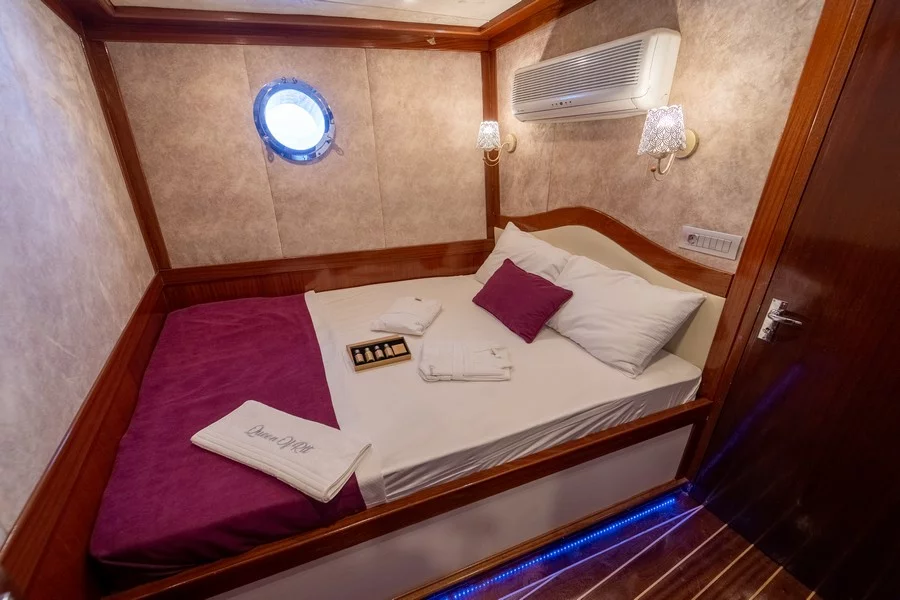 Motorsailer (Queen Of RTT)  - 33
