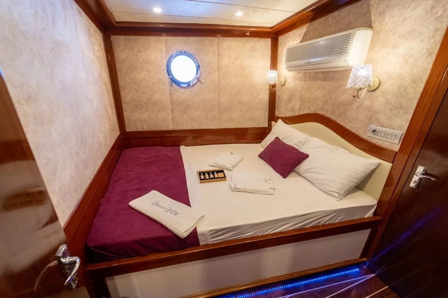 Motorsailer (Queen Of RTT)  - 34