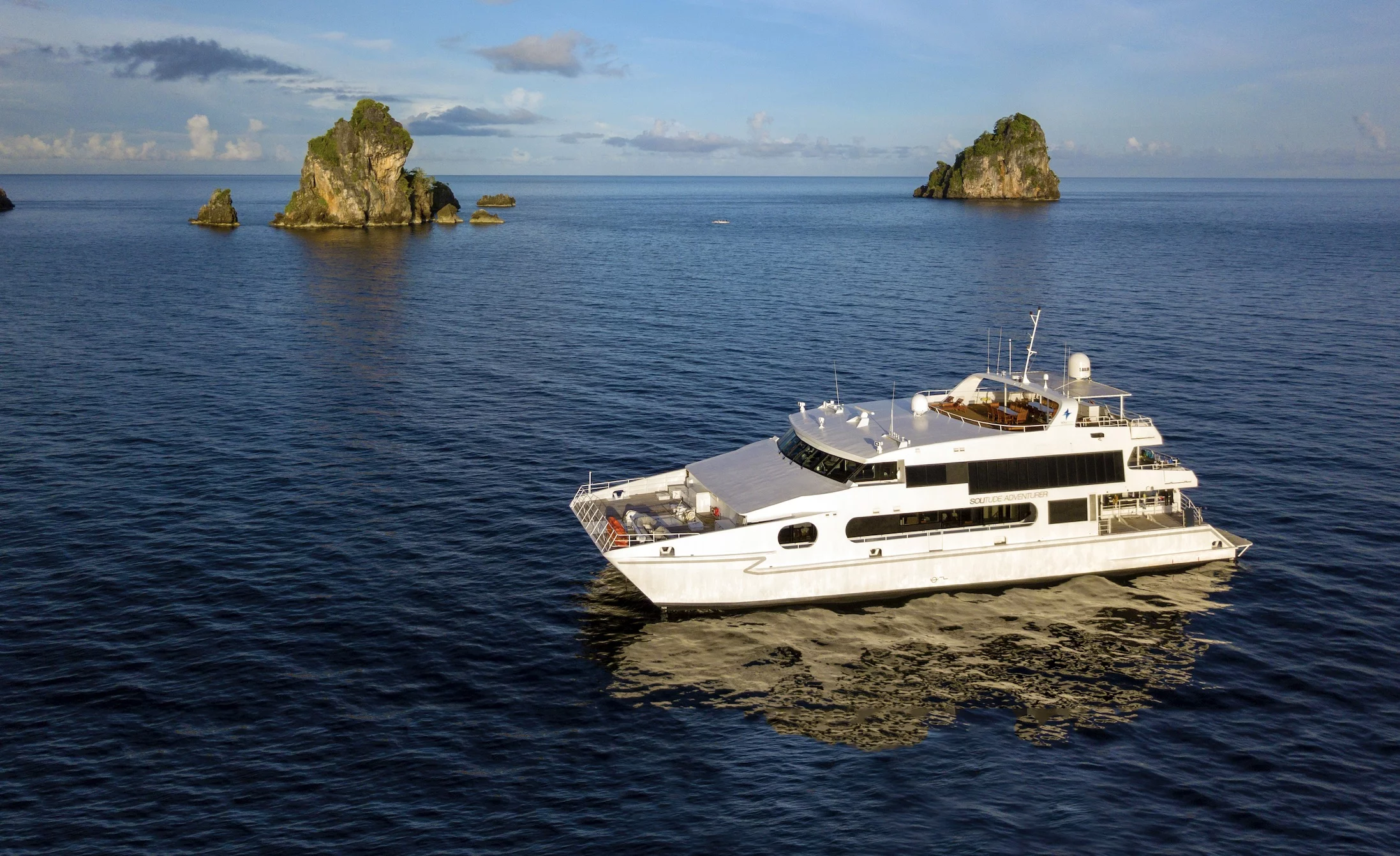 Power Catamaran (Solitude Adventurer)  - 0