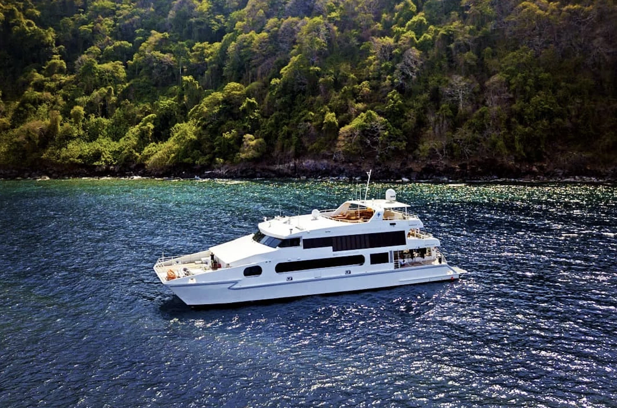 Power Catamaran (Solitude Adventurer)  - 1