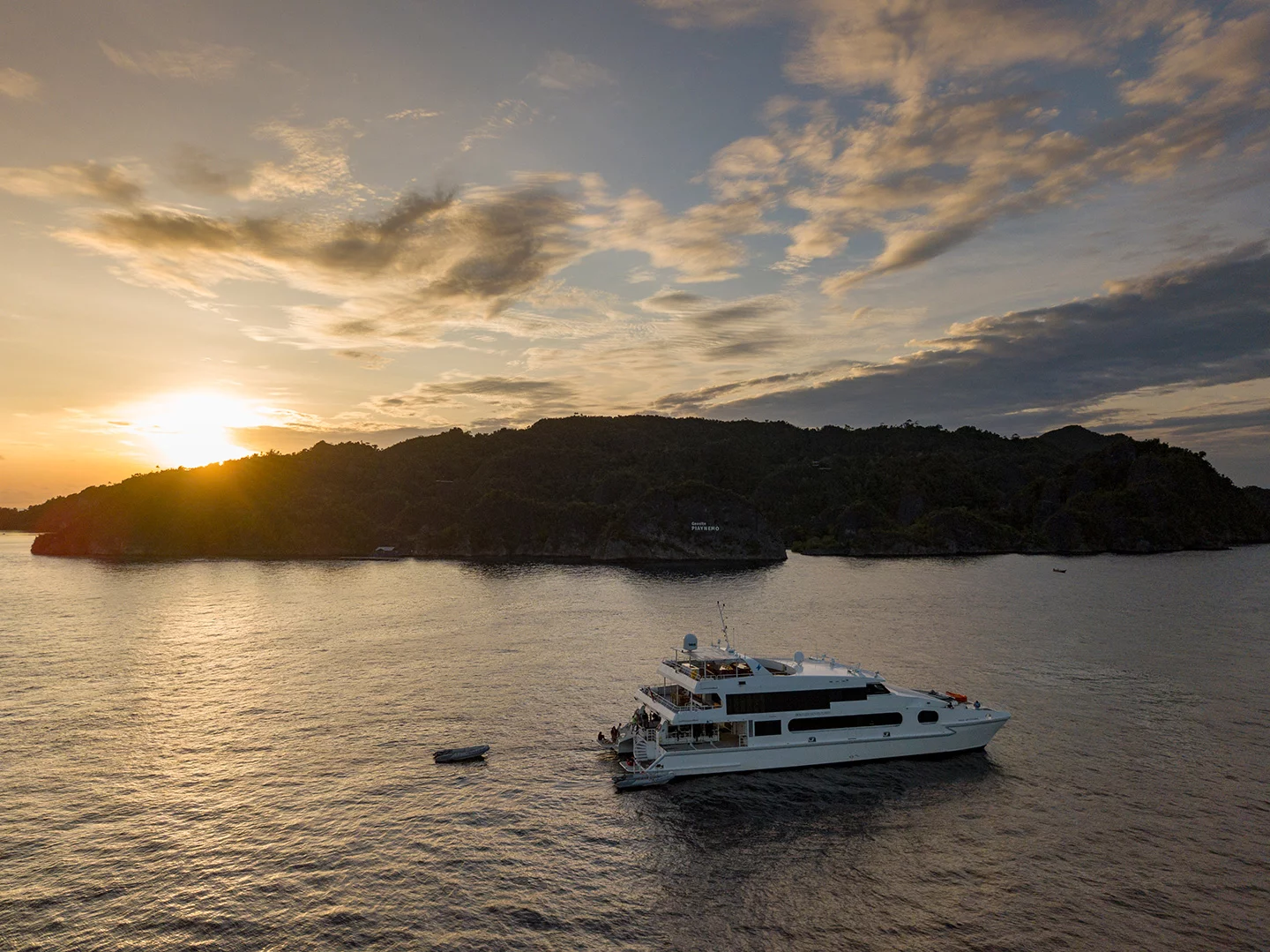 Power Catamaran (Solitude Adventurer)  - 12