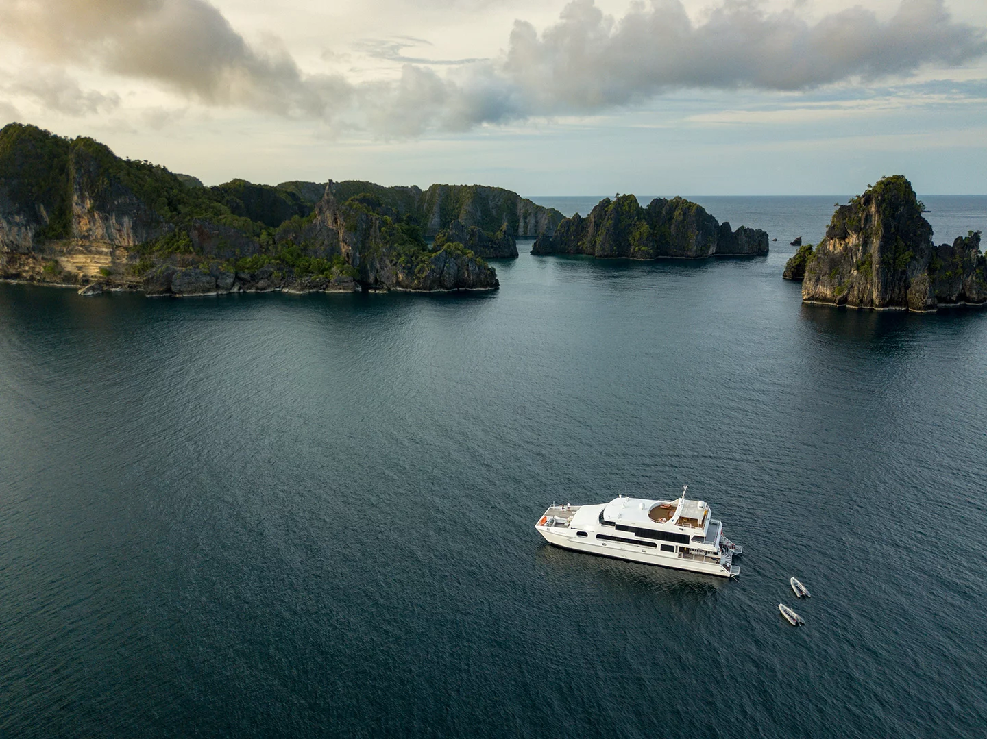 Power Catamaran (Solitude Adventurer)  - 18