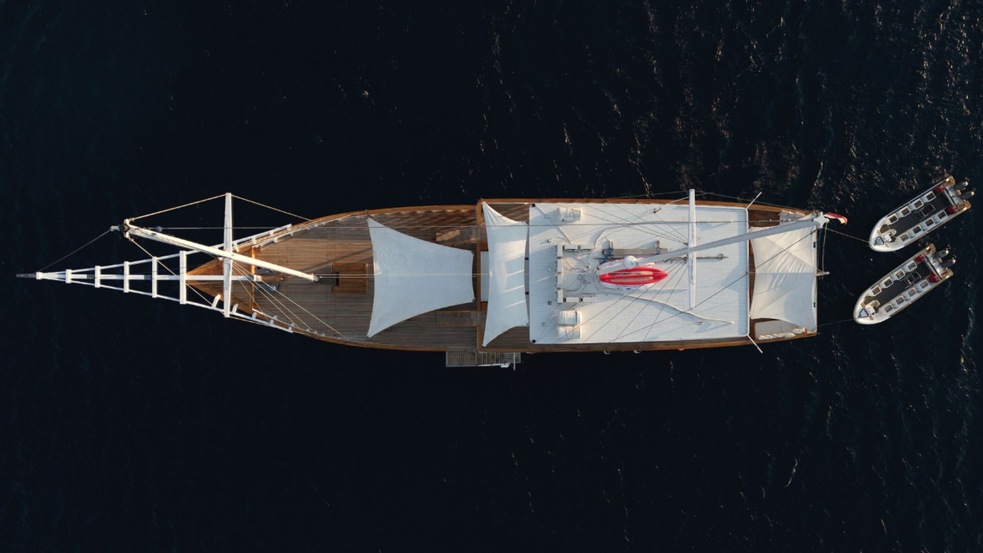 Photo #2 - Gaff Rigged Schoone (Fenides) en Labuan Bajo - 3420