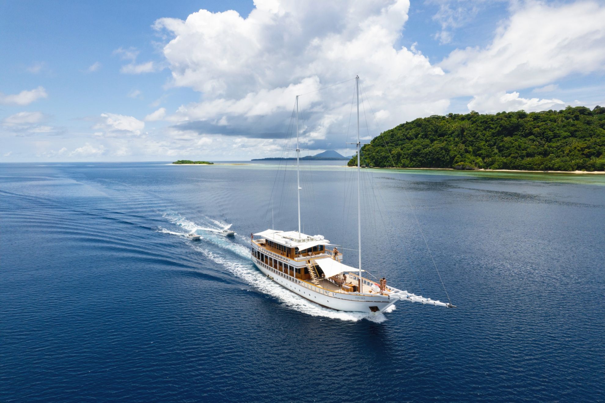 Photo #1 - Gaff Rigged Schoone (Fenides) en Labuan Bajo - 3420