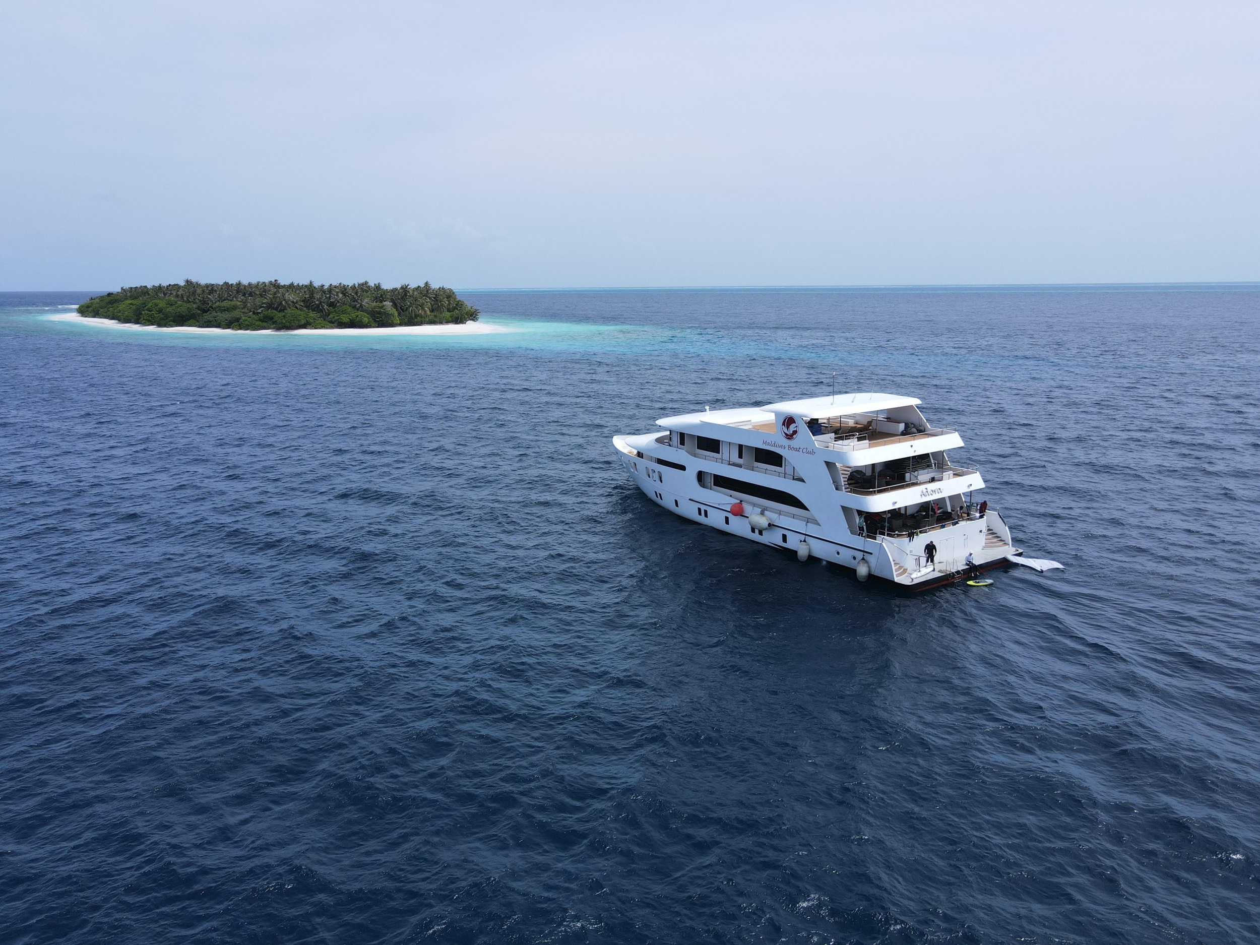 Maldives Surf Safari on a Liveaboard — photo 2