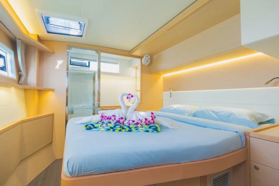 Lagoon 52 F (BLUE MOON (Crewed Charter))  - 17