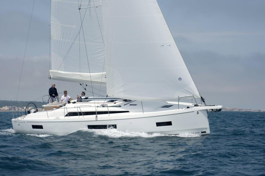 Photo #3 - Beneteau Oceanis 40.1 FIRST LINE - Watermaker - 3 Double cabins - 1 Double bunk cabin (Madelon) en Le Marin - 54617