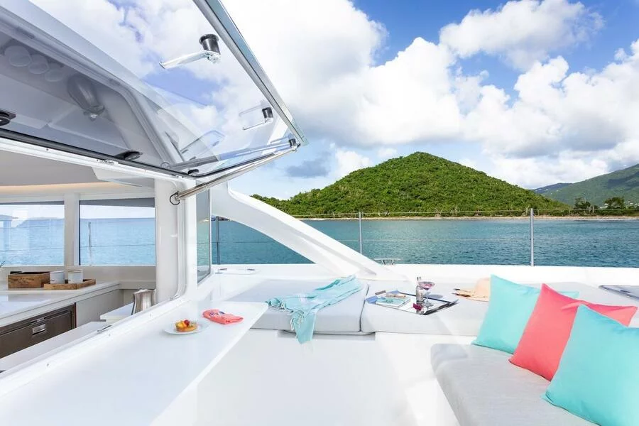 VOYAGE 590 hybrid (5 O'Clock SOMEWHERE)  - 5