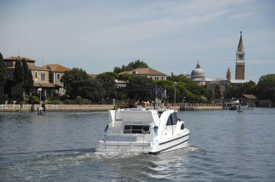 HouseboatMinuetto8 Electric (10)  - 3