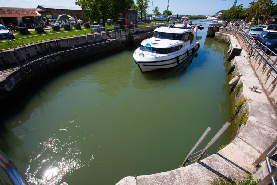 Photo #6 - HouseboatMinuetto8 Electric (10) en Casier - 414