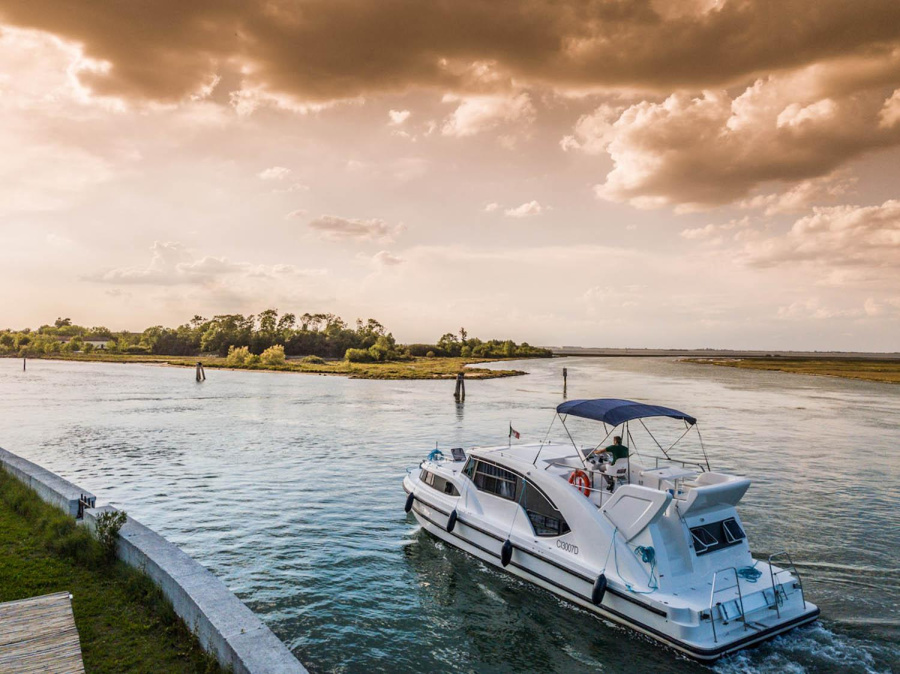Photo #15 - HouseboatMinuetto8 Electric (10) en Casier - 414